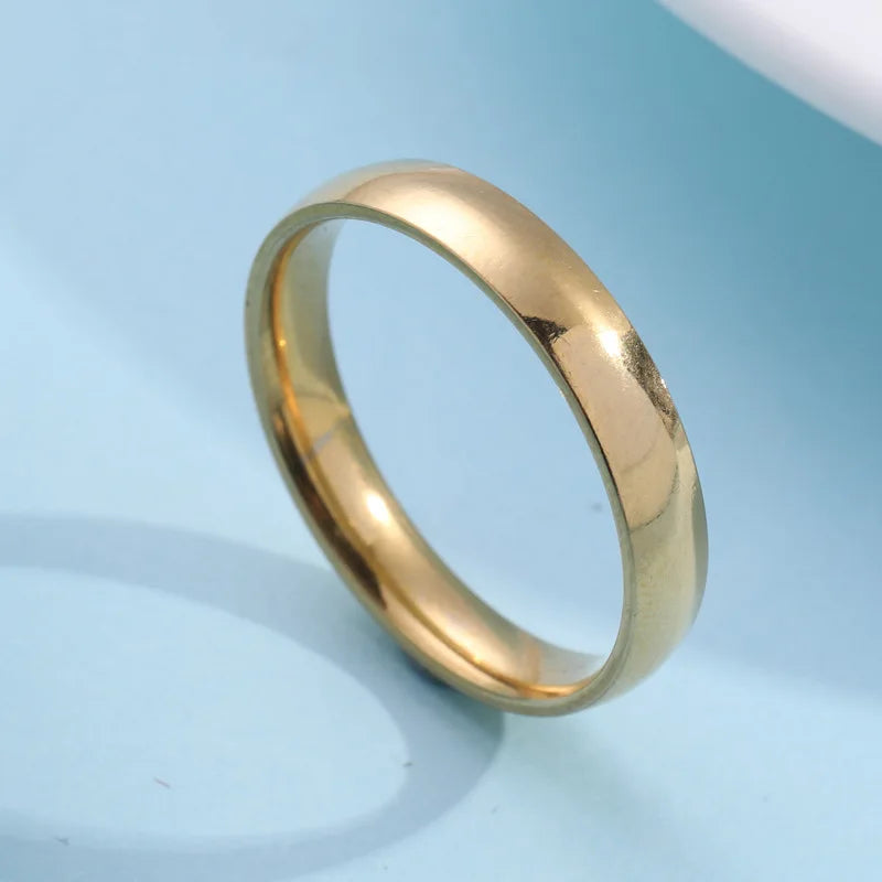 Anillo de acero inoxidable pulido en tonos dorado, rosa y negro