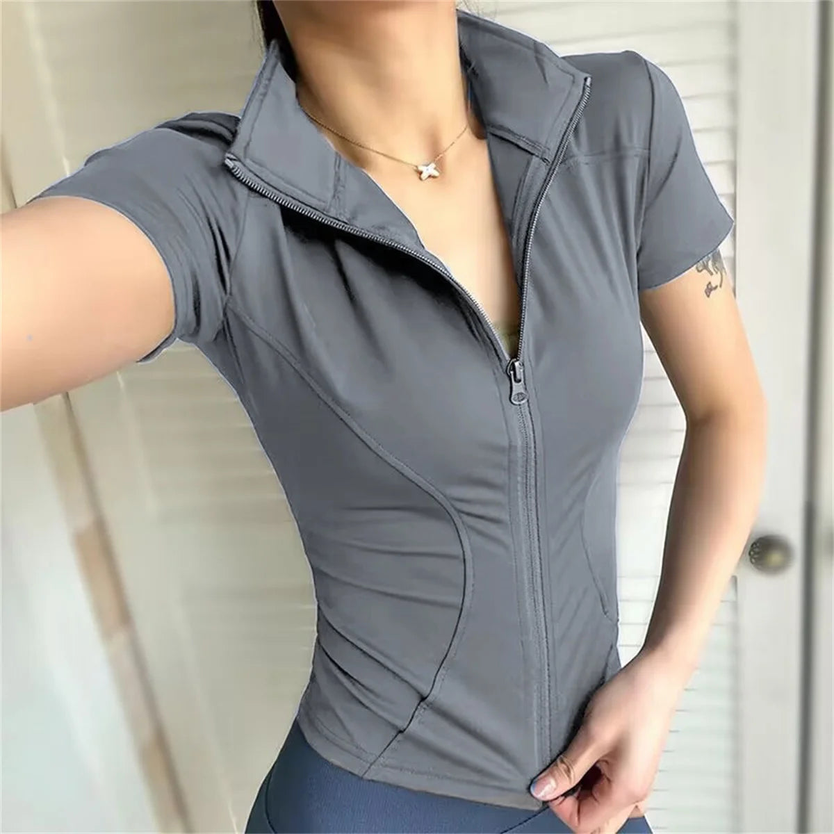 Campera Deportiva Slim de Mujer, Manga Corta con Cierre
