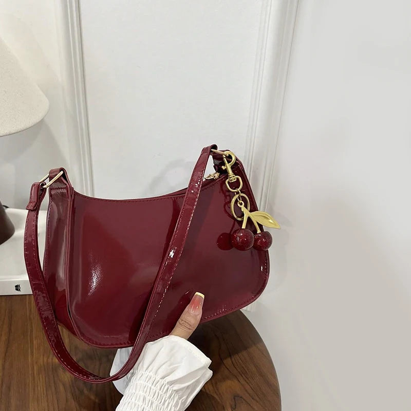 Bandolera de Mujer en Cuero PU con Dije de Cereza