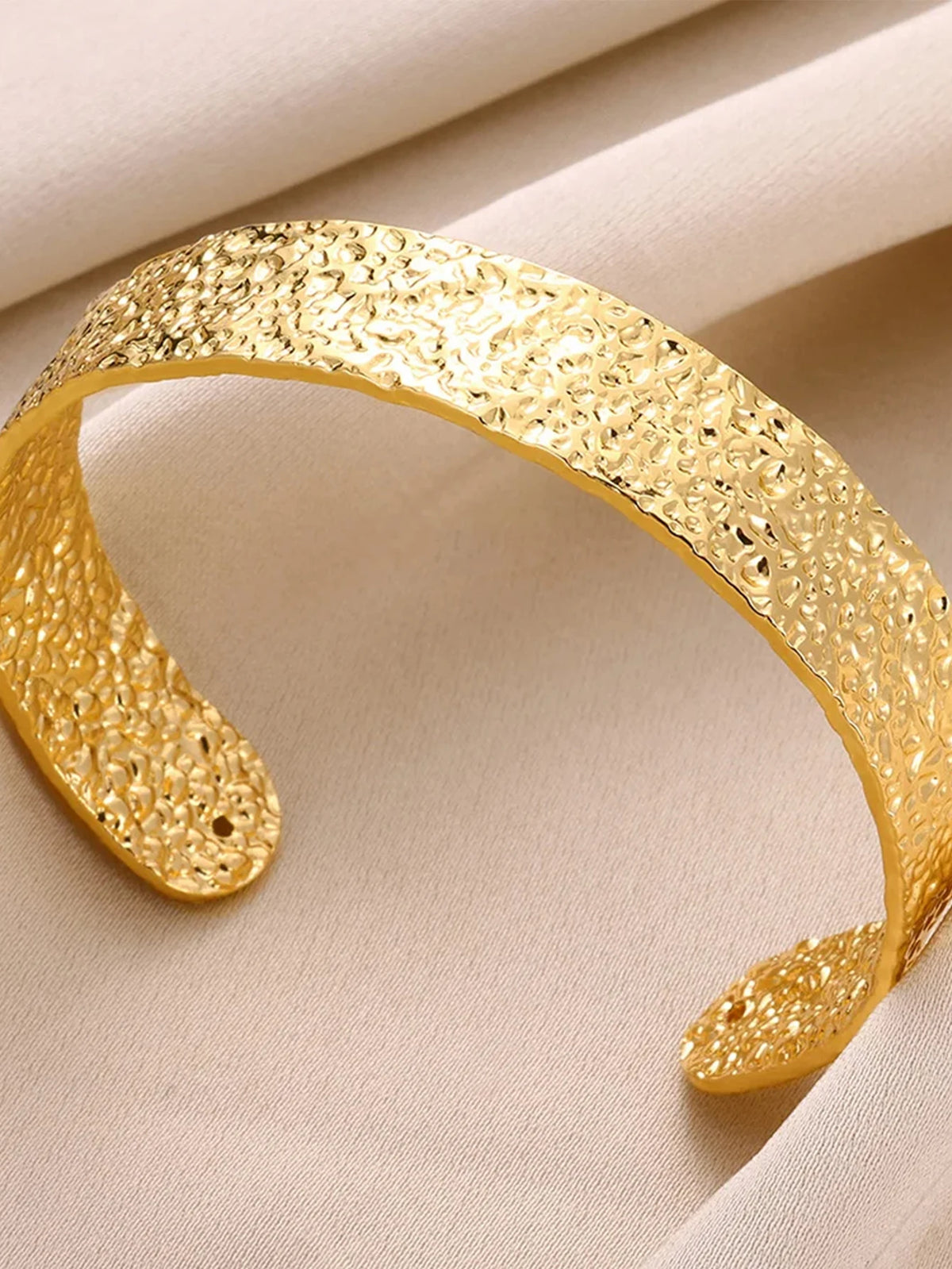 Pulsera Brazalete Abierta de Acero Inoxidable Dorado con Diseño Clásico