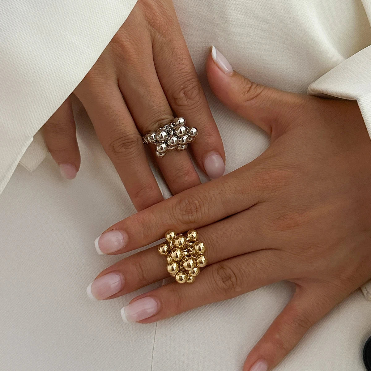 Anillo abierto unisex con esfera pequeña y diseño geométrico