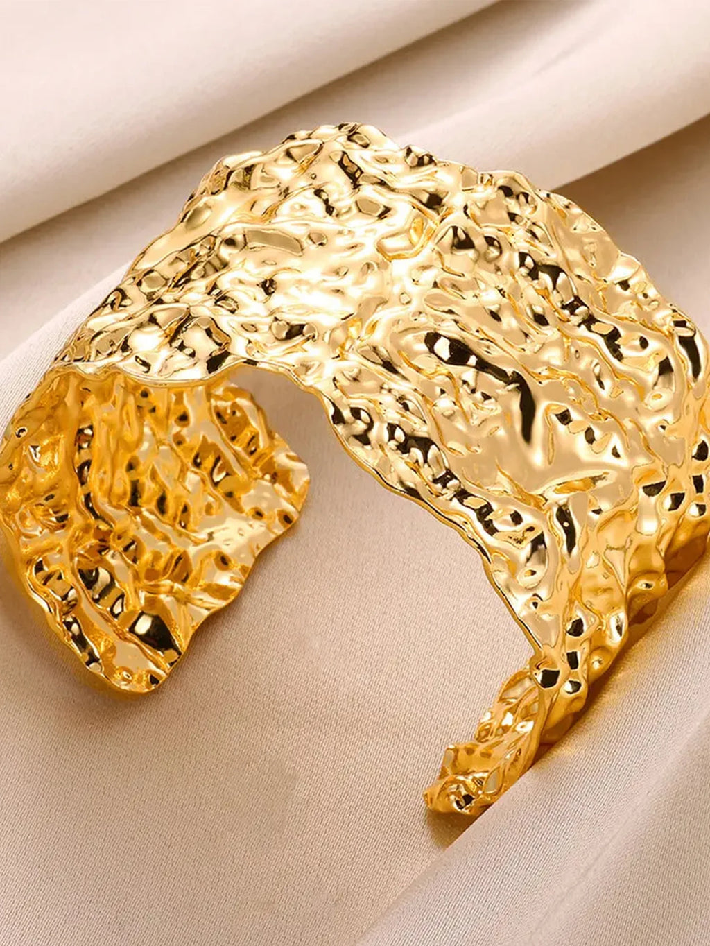 Pulsera Brazalete Abierta de Acero Inoxidable Dorado con Diseño Clásico