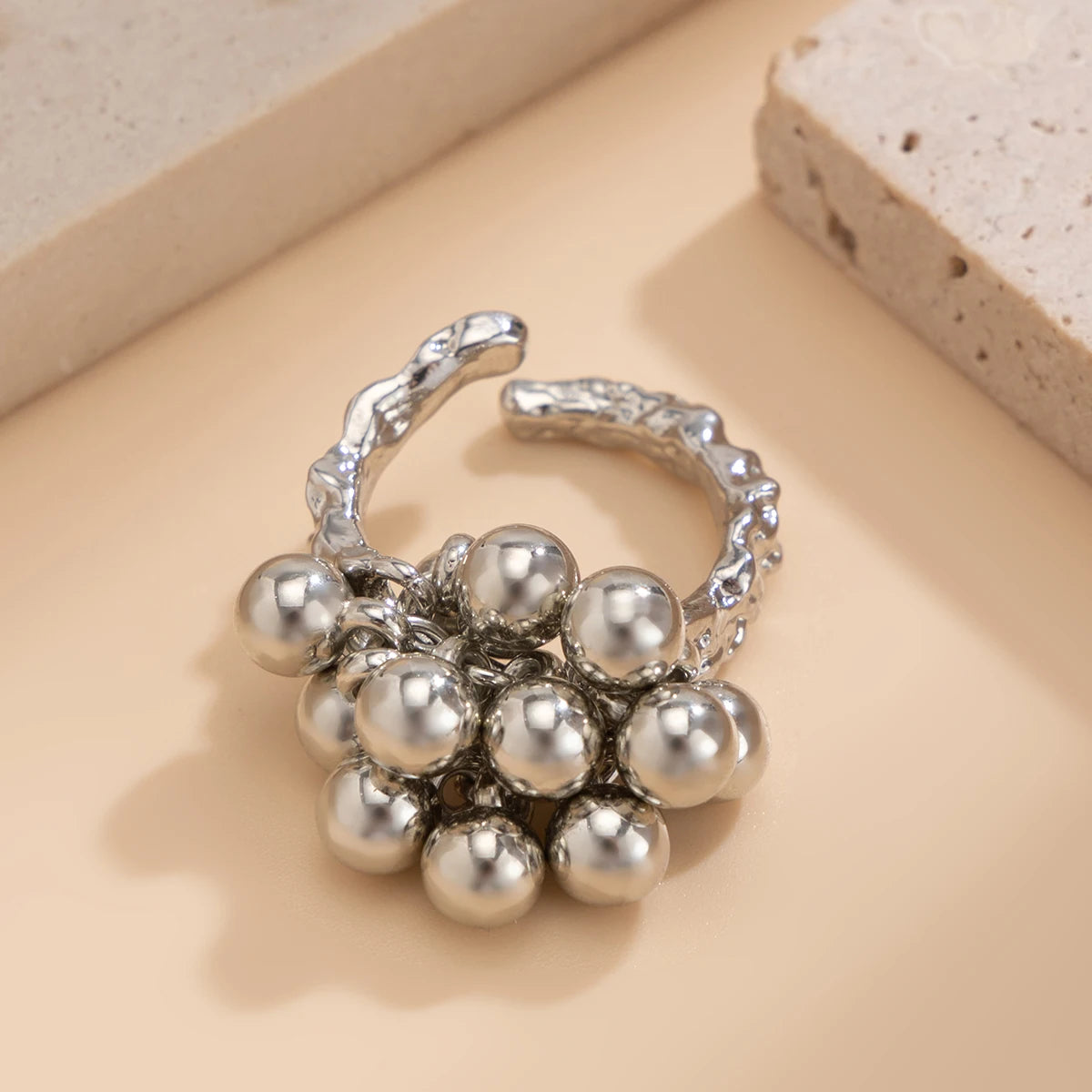 Anillo abierto unisex con esfera pequeña y diseño geométrico