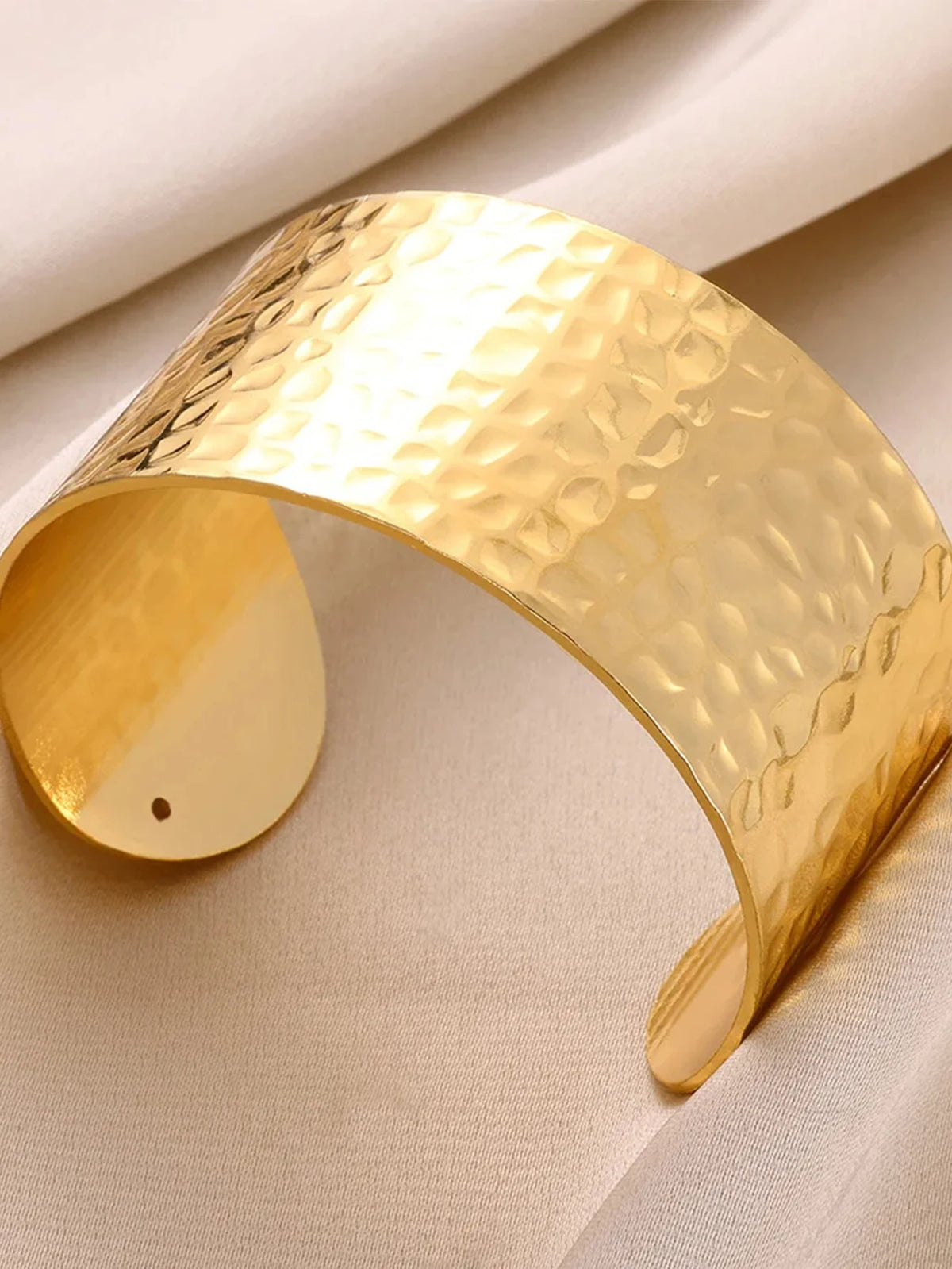 Pulsera Brazalete Abierta de Acero Inoxidable Dorado con Diseño Clásico