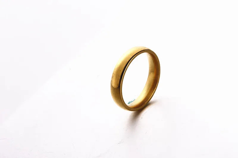 Anillo de acero inoxidable pulido en tonos dorado, rosa y negro